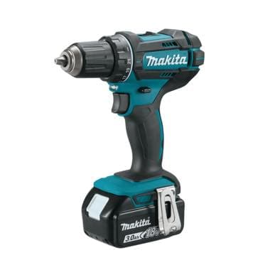 Makita Akku-Bohrschrauber in Schwarz-Türkis, seitliche Ansicht mit eingesetztem Akku und Gürtelclip
