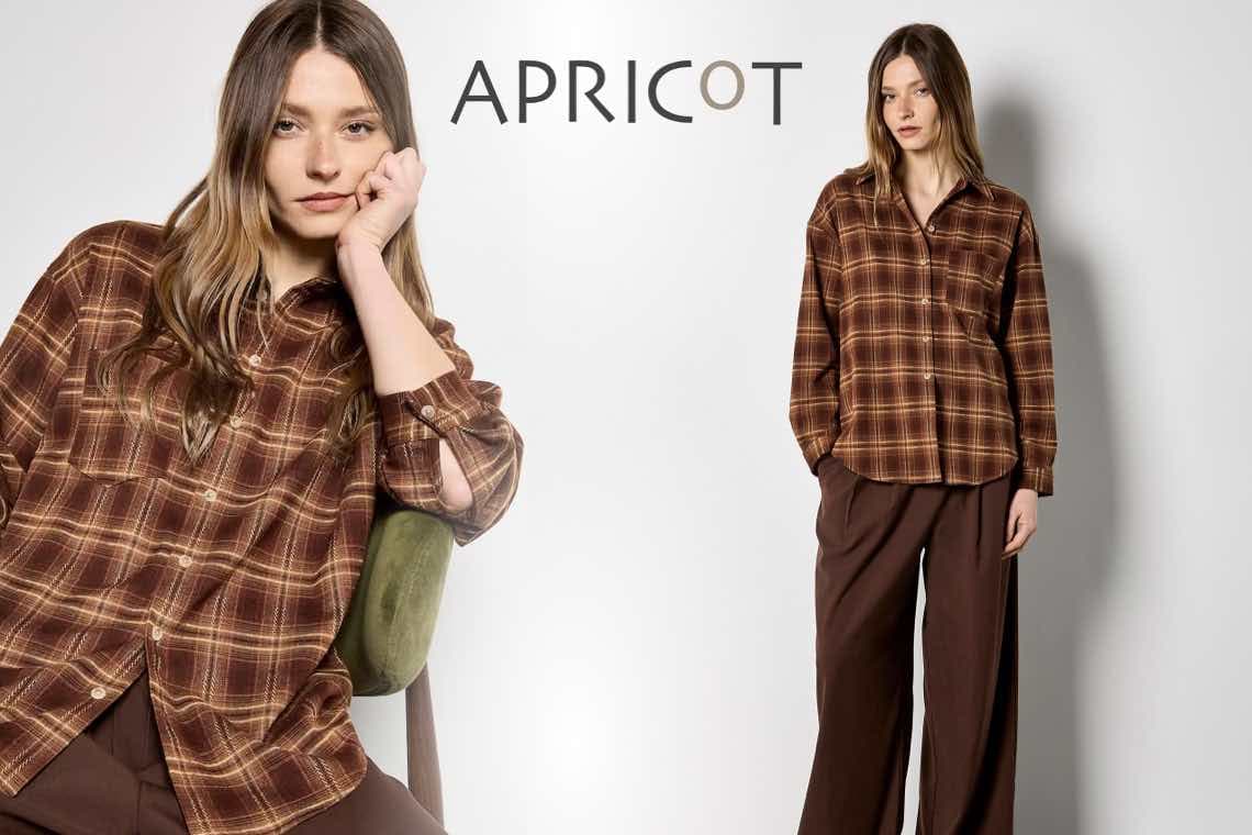 APRicot Logo über Frau im braunen Karobluse und weiter brauner Hose, einmal sitzend, einmal stehend