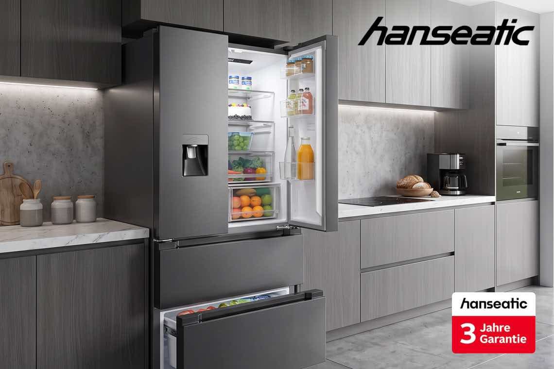 hanseatic – Kühl-Gefrierkombination mit offenen Türen, gefüllt mit Obst, Gemüse und Getränken in moderner Küche