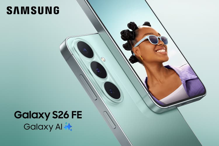 Samsung Galaxy S26 FE Galaxy AI – nahes Smartphone mit drei Kameras, daneben lachende Person mit Sonnenbrille im Display