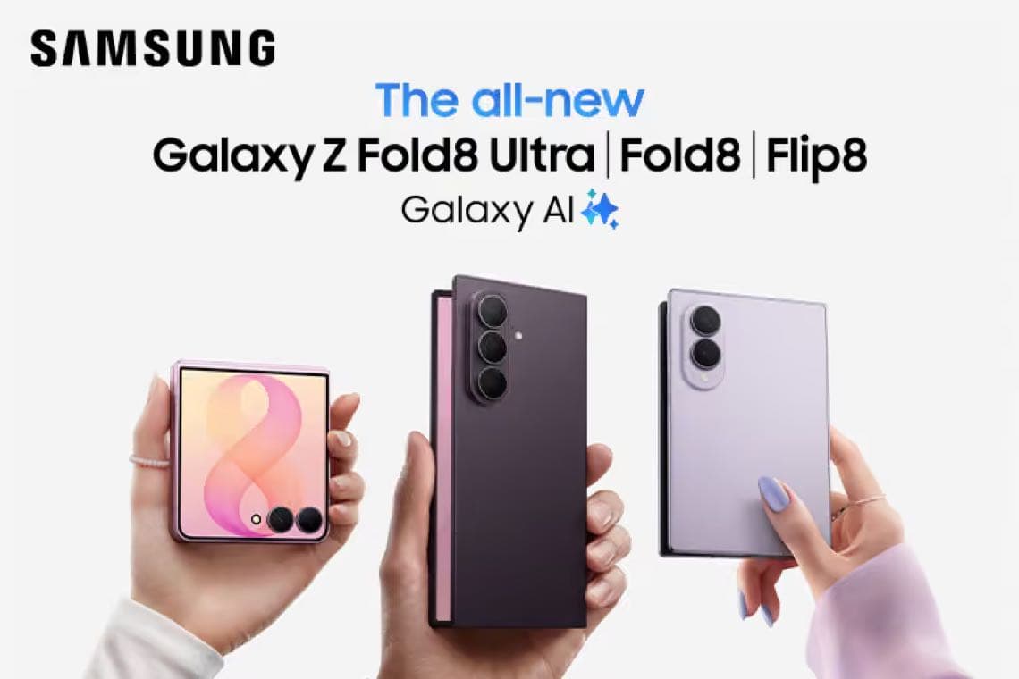 The all-new Galaxy Z Fold8 Ultra, Fold8, Flip8 mit Galaxy AI – drei gefaltete Smartphones in Händen vor hellem Hintergrund