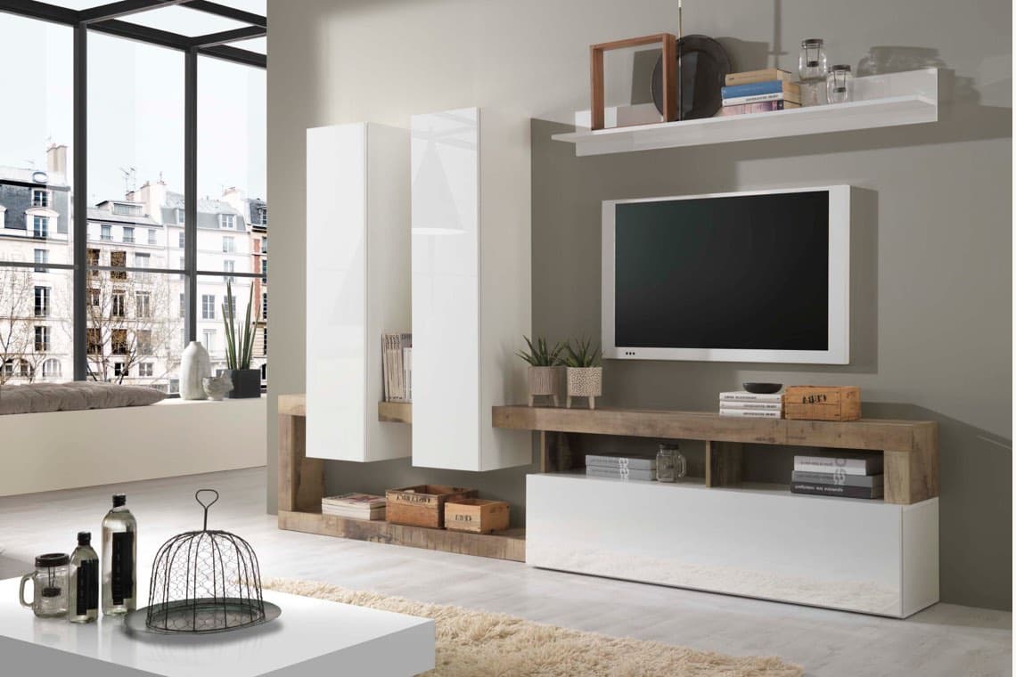 Modernes Wohnzimmer mit heller Wohnwand, Wandregal und großem Fernseher vor Panoramafenster mit Stadtblick