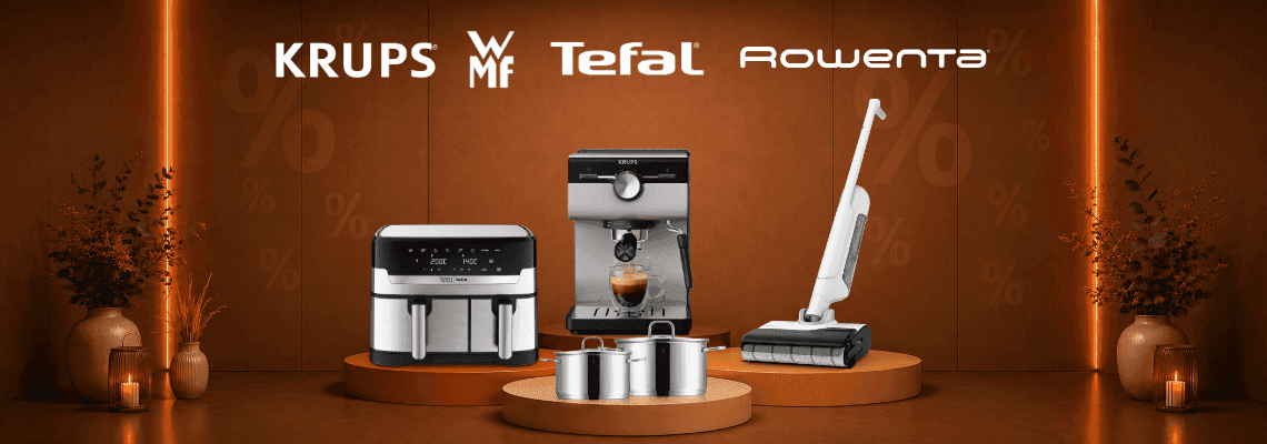 KRUPS, WMF, Tefal, Rowenta – Fritteuse, Kaffeemaschine, Kochgeschirr und Akkusauger auf Podesten vor orangem Hintergrund