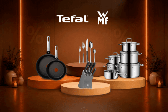 Tefal und WMF – Pfannen, Besteck, Messerblock und Topfset auf runden Podesten vor orangebraunem Hintergrund