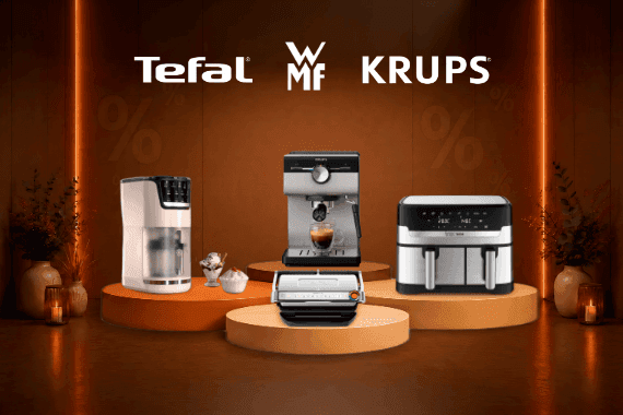 Tefal, WMF, Krups – Küchenmaschinen auf Podesten vor orangefarbener Bühne mit angedeuteten Prozentzeichen