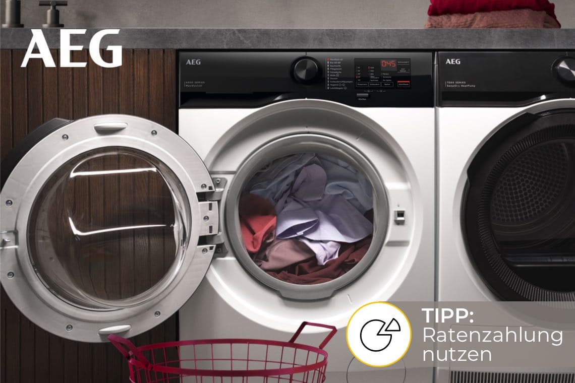TIPP: Ratenzahlung nutzen – AEG Waschmaschine mit offener Tür, bunter Wäsche und Wäschekorb davor