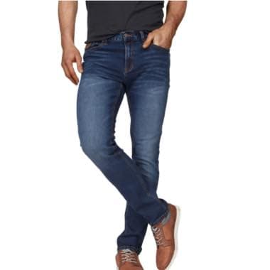 Mann steht mit verschränkten Beinen, trägt blaue Jeans und braune Schuhe
