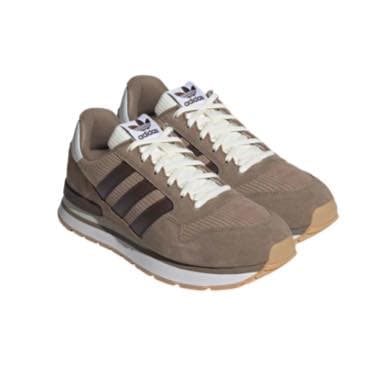 Beige Sneaker mit weißen Schnürsenkeln und dunklen Streifen, seitlich von vorne als Paar gezeigt
