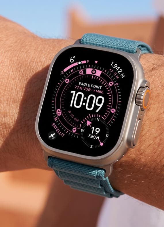 Smartwatch zeigt 10:09 Uhr und Trainingsdaten – Uhr mit blauem Armband am Handgelenk im Freien