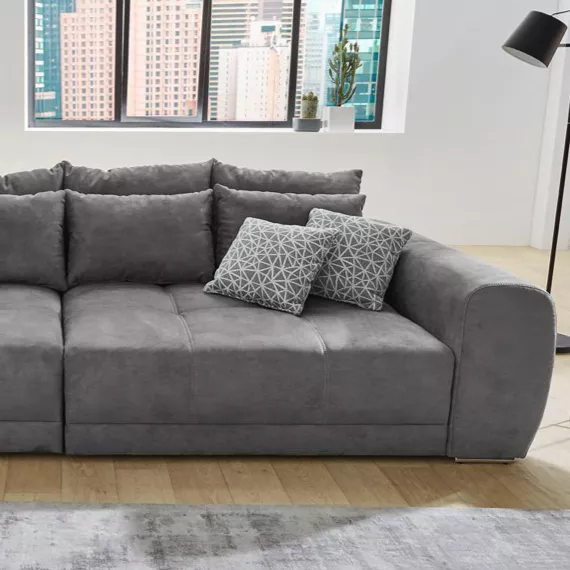 Sofa mit Kissen dekorieren ▷ Grau, braun & schwarz
