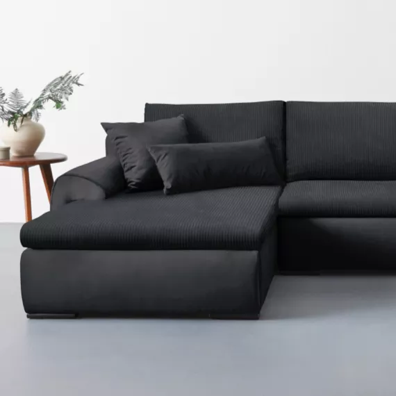 Sofa mit Kissen dekorieren ▷ Grau, braun & schwarz