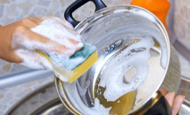 Angebrannten Topf reinigen