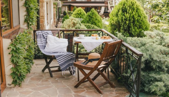 Sitzecke für den kleinen Balkon