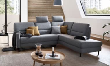 Wohnzimmer mit Dachschräge