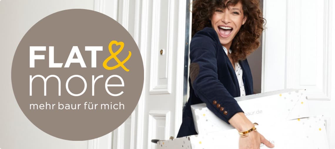 Frau mit BAUR-Paket in der Hand weist auf Flat&More Angebot hin