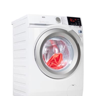 Weiße Waschmaschine mit rotem Handtuch in der Trommel, digitale Anzeige zeigt verbleibende Zeit und Programmstatus