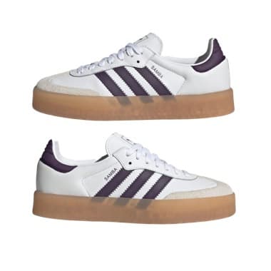 Zwei weiße Sneakers mit lila Streifen und brauner Sohle, seitlich nebeneinander dargestellt