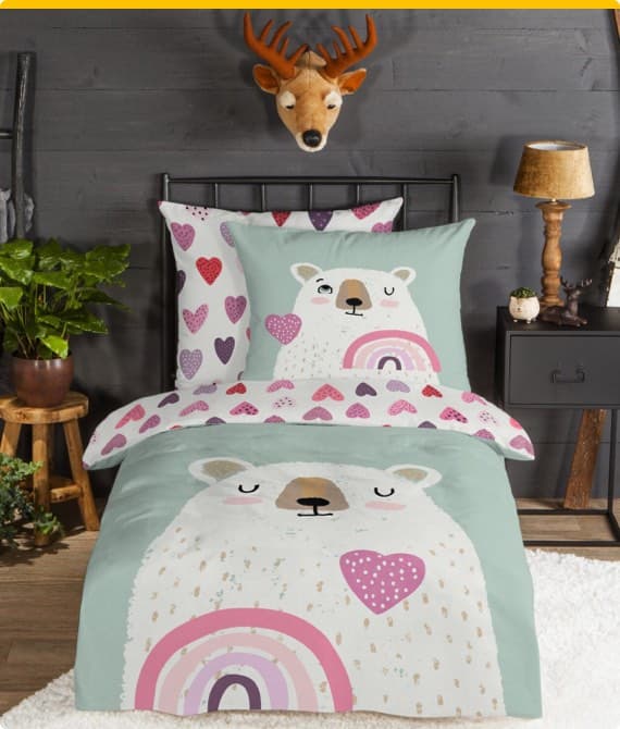 Bettwäsche-Set mit Bärenmotiv und Regenbogen, Kissenbezug mit bunten Herzen, Holzwand und Pflanzen im Hintergrund
