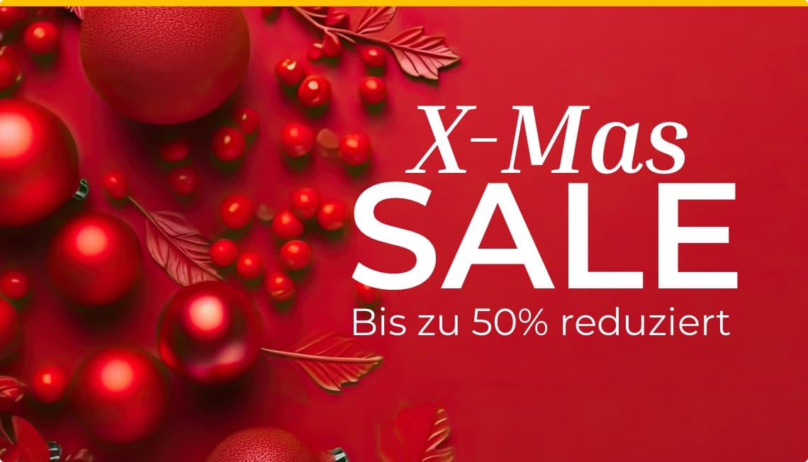 X-Mas SALE bis zu 50 % reduziert – rote Weihnachtskugeln und Beeren auf rotem Hintergrund
