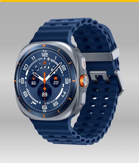 Uhr mit blauem Armband und rundem Zifferblatt, zeigt Uhrzeit, Wetter und Fitnessdaten auf dem Display