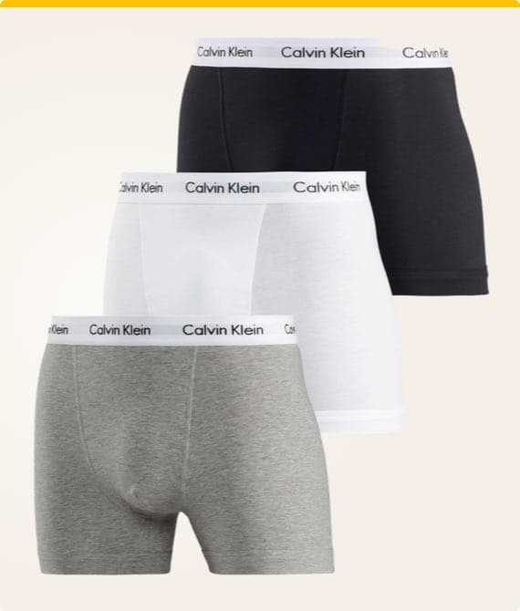 Calvin Klein Boxershorts in Schwarz, Weiß und Grau, übereinander gestapelt, mit Logo auf dem Bund