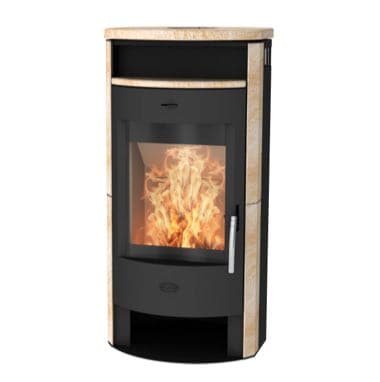 Kaminofen mit brennendem Feuer hinter Glas, schwarzes Gehäuse mit hellem Rand oben und an den Seiten