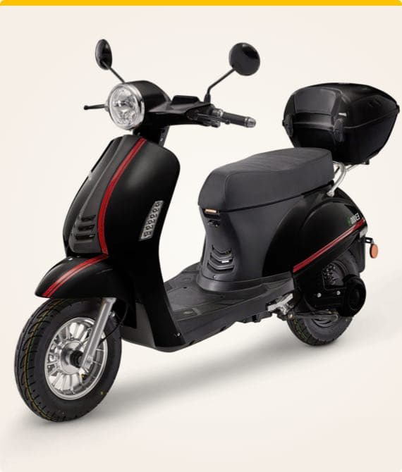 Schwarzer Elektroroller mit roten Streifen und Gepäckbox hinten, Frontansicht auf hellem Hintergrund