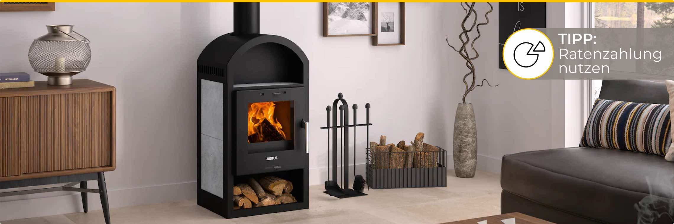 TIPP: Ratenzahlung nutzen – Wohnzimmer mit Kamin, Holzkorb, Beistelltisch, Tischlampe, Couch und Kissen