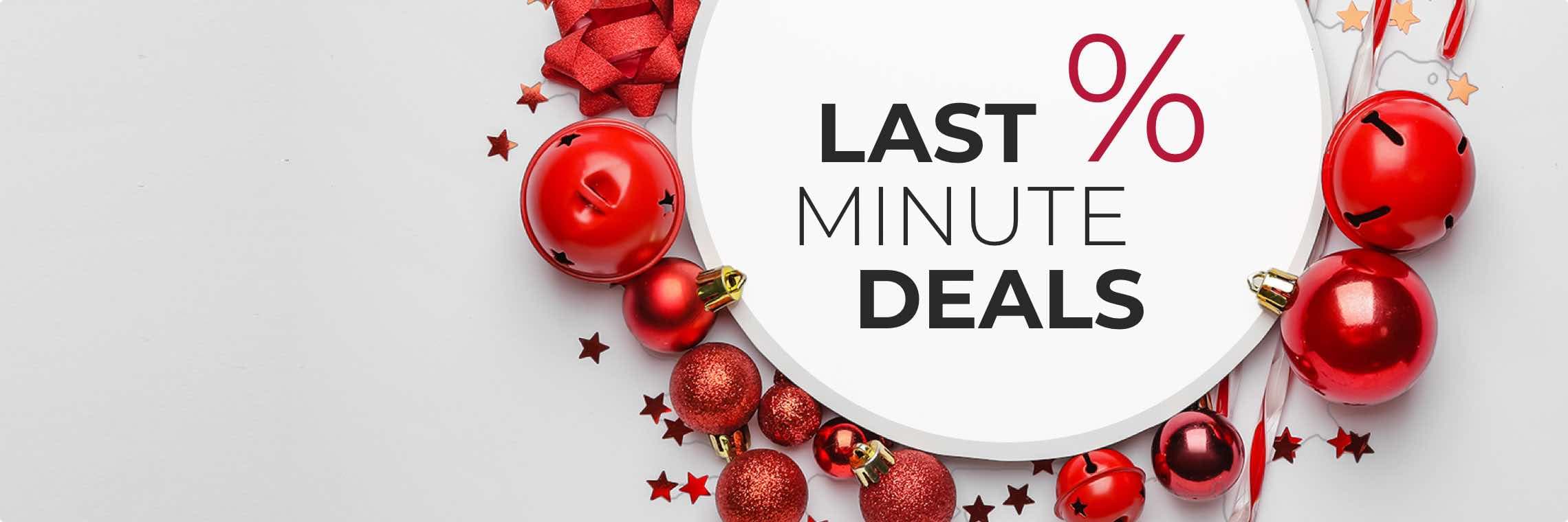 Last Minute Deals – Kreis aus roten Weihnachtskugeln, Glöckchen und Sternen mit Schleifen auf weißem Hintergrund