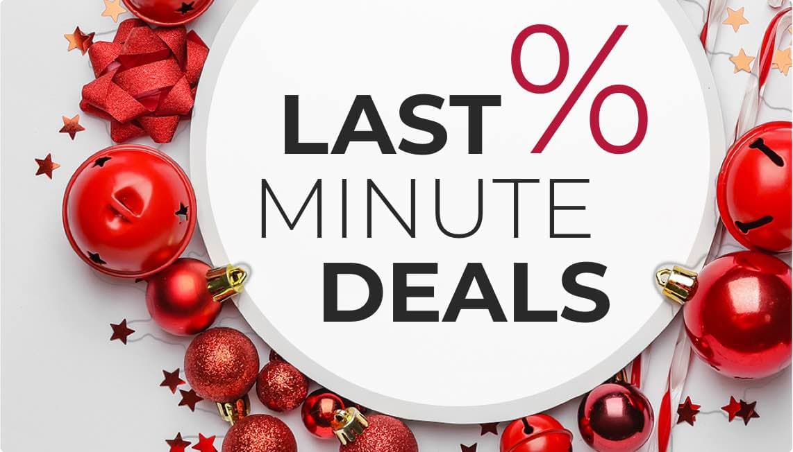 Last Minute Deals – Weiße Karte umringt von roten Weihnachtskugeln und Sternen