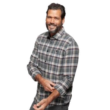 Mann trägt kariertes Hemd und krempelt die Ärmel hoch