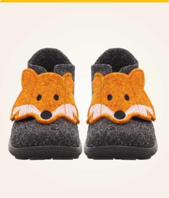 Graue Hausschuhe mit orangefarbenem Fuchsgesicht vorne, frontal fotografiert