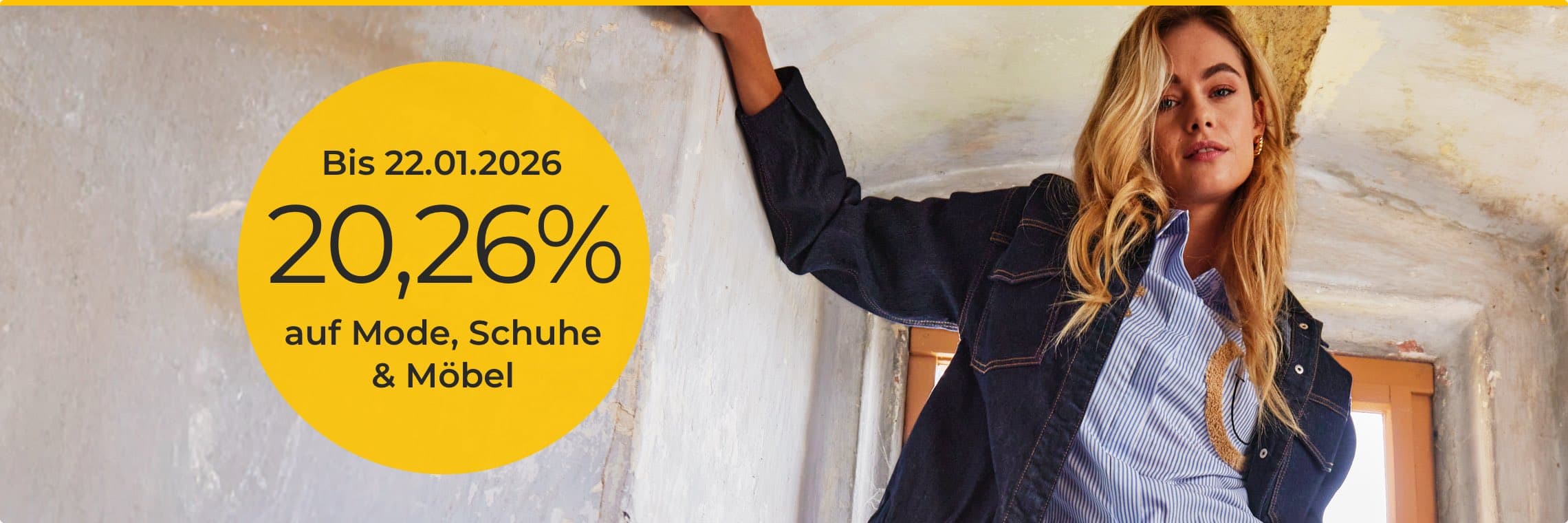 Bis 22.01.2026 20,26 % auf Mode, Schuhe & Möbel – Person in Jeansjacke und gestreiftem Hemd lehnt an Wand.