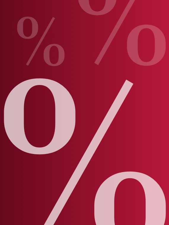 Große rosa Prozentzeichen auf rotem Hintergrund