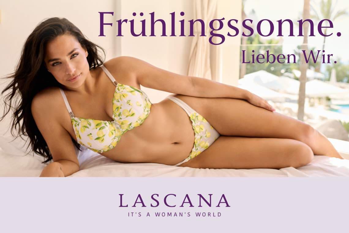 Frühlingssonne. Lieben Wir. – Frau in Unterwäsche mit Zitronenmuster liegt entspannt auf einem Bett.